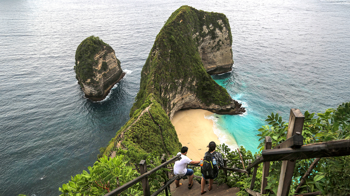 Μπαλί: Αναστέλλεται η κατασκευή γυάλινου ασανσέρ ύψους 182 μέτρων στη διάσημη παραλία Κελίνγκινγκ - Δείτε βίντεο
