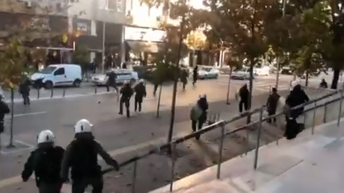 Επεισόδια έξω από τα δικαστήρια Θεσσαλονίκης λίγο πριν τη δίκη για τη δολοφονία Καμπανού - Δύο συλλήψεις
