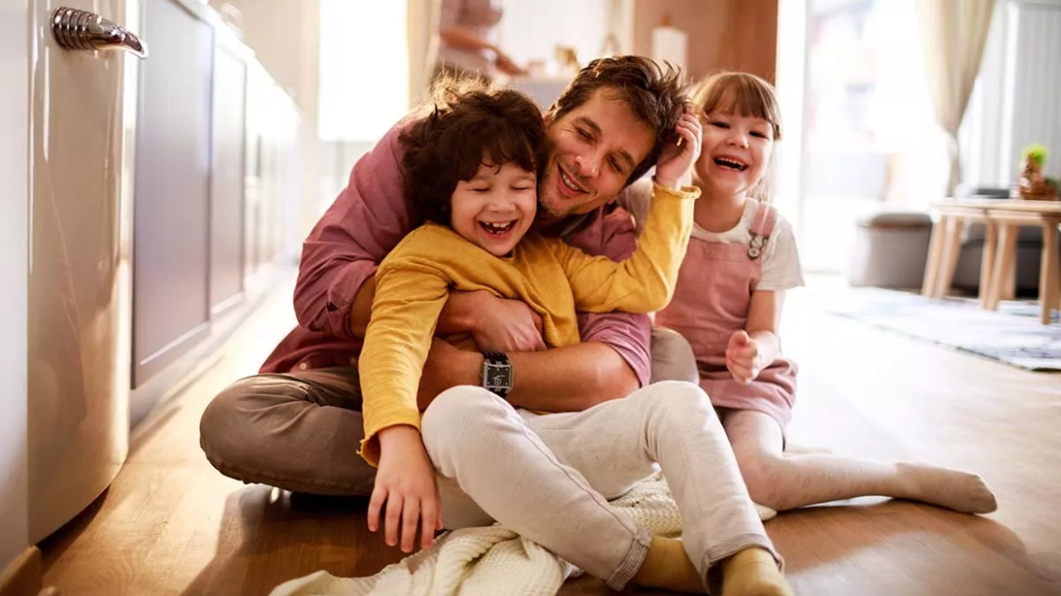Γονείς: 6 σημάδια ότι το παιδί μεγαλώνει σε ένα ευτυχισμένο σπίτι