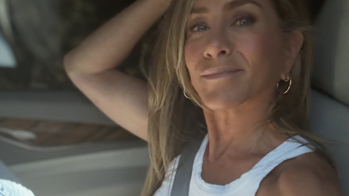 Τζένιφερ Άνιστον: Με μια σφιχτή αγκαλιά επισημοποιεί τη σχέση της
