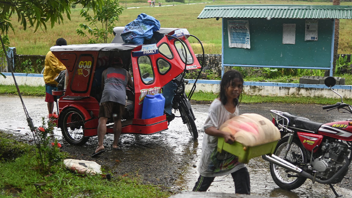 Σε επιφυλακή οι Φιλιππίνες: Χιλιάδες άνθρωποι αναζητούν καταφύγιο εν αναμονή του τυφώνα Kalmaegi