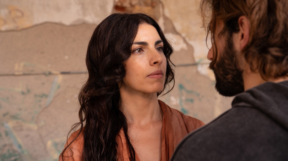 «Ξανασταυρώνεται»: Πήγαμε στα γυρίσματα της νέας ταινίας του Θοδωρή Παπαδουλάκη («Το Νησί»), προσαρμογή βιβλίου του Καζαντζάκη