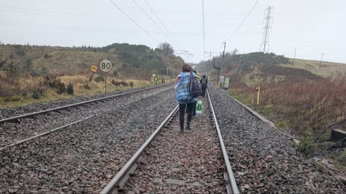Εκτροχιάστηκε τρένο που ταξίδευε από τη Γλασκώβη προς το Λονδίνο - Τέσσερις ελαφρά τραυματίες   Η κυβέρνηση έκανε λόγο για «σοβαρό περιστατικό» στην περιοχή Κάμπρια της Βορειοδυτικής Αγγλίας – Σημαντικές καθυστερήσεις σε όλο το δίκτυο       Αναστάτωση στη Βορειοδυτική Αγγλία τα ξημερώματα της Δευτέρας, καθώς ένα τρένο που ταξίδευε από τη Γλασκώβη προς το Λονδίνο, εκτροχιάστηκε λίγο μετά τις 6, ενώ κινούνταν μεταξύ των περιοχών Penrith North Lakes και Oxenholme Lake District, στην κομητεία Κάμπρια.  Η υπουργός Μεταφορών, Χάιντι Αλεξάντερ, ανακοίνωσε ότι πρόκειται για «μεγάλο και σοβαρό περιστατικό», επισημαίνοντας ωστόσο πως «δεν υπάρχουν αναφορές για τραυματισμούς». Σύμφωνα με τις αρχές, στο σημείο του εκτροχιασμού έχουν σπεύσει δυνάμεις της αστυνομίας, της πυροσβεστικής και ασθενοφόρα.        Πηγές αναφέρουν πως οι περίπου 130 επιβάτες που ταξίδευαν με το τρένο, έχουν απομακρυνθεί με ασφάλεια και έχουν μεταφερθεί σε ξενοδοχείο της περιοχής. Παράλληλα, οι υπηρεσίες Υγείας ανέφεραν πως υπάρχουν τέσσερα άτομα με ελαφρά τραύματα.        Η κυκλοφορία των τρένων έχει διακοπεί πλήρως μεταξύ Καρλάιλ και Πρέστον, προκαλώντας σοβαρές καθυστερήσεις και ακυρώσεις δρομολογίων που αναμένεται να συνεχιστούν έως το τέλος της ημέρας.    Η διαχειρίστρια εταιρεία Avanti West Coast ανακοίνωσε ότι «όλες οι γραμμές είναι αποκλεισμένες βόρεια του Πρέστον» και προειδοποίησε τους επιβάτες να μην επιχειρήσουν να ταξιδέψουν προς τα βόρεια σήμερα. Σε νεότερη ενημέρωσή της, η εταιρεία προειδοποίησε ότι η «σημαντική αναστάτωση στο δίκτυό μας» είναι πιθανό να συνεχιστεί για αρκετές ημέρες, έως ότου ολοκληρωθούν οι εργασίες αποκατάστασης.