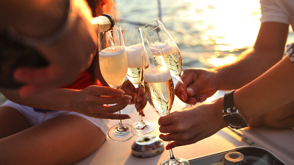 Συνελήφθη Σύρος για διακίνηση μεταναστών - Η βιτρίνα των πολυτελών πάρτι σε γιοτ