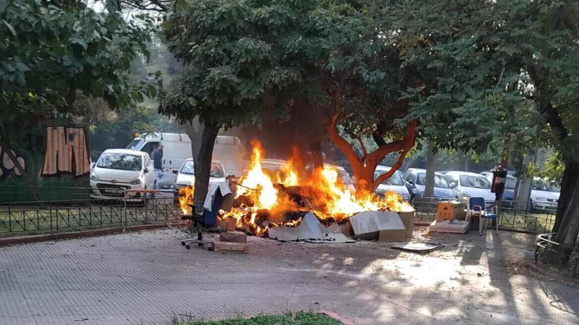 Φωτιά δίπλα στο Πεδίον του Άρεως: Κάηκε καταφύγιο αστέγου από χαρτόκουτα  - Δείτε φωτογραφίες