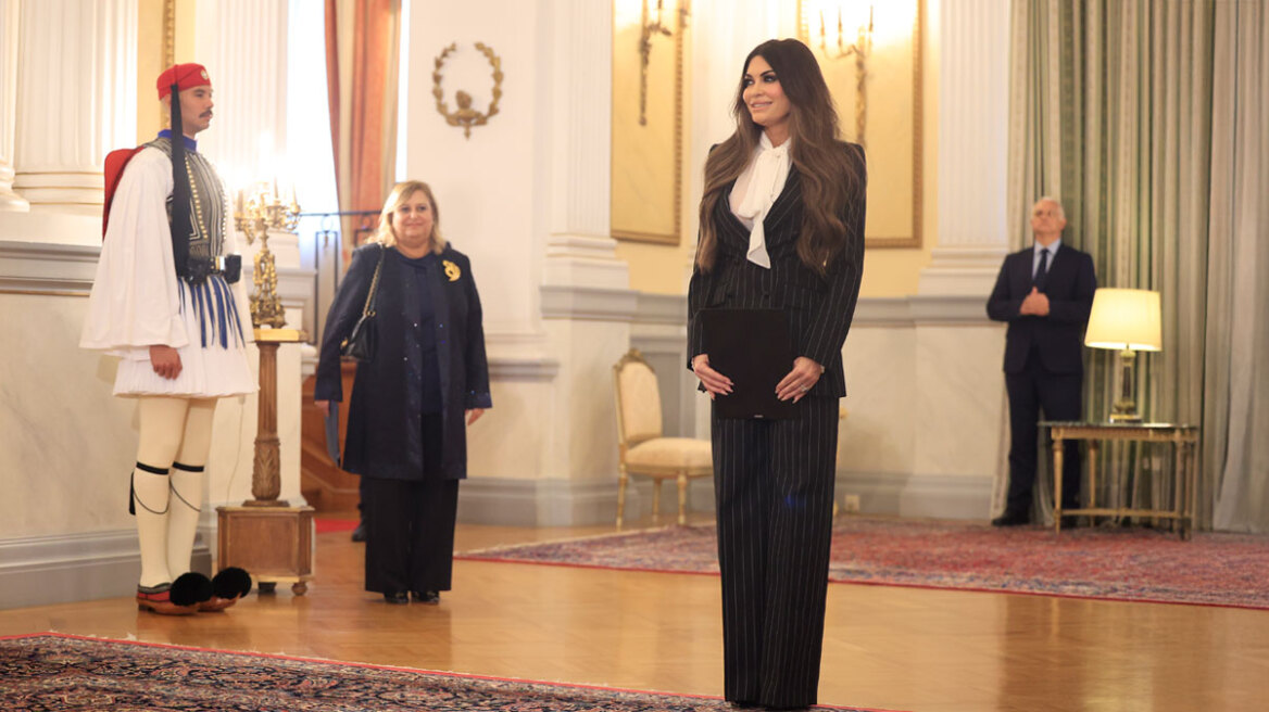 Η Κίμπερλι Γκιλφόιλ υπέβαλε τα διαπιστευτήριά της στον Τασούλα, ο διάλογος που είχαν μπροστά στις κάμερες - Δείτε φωτογραφίες