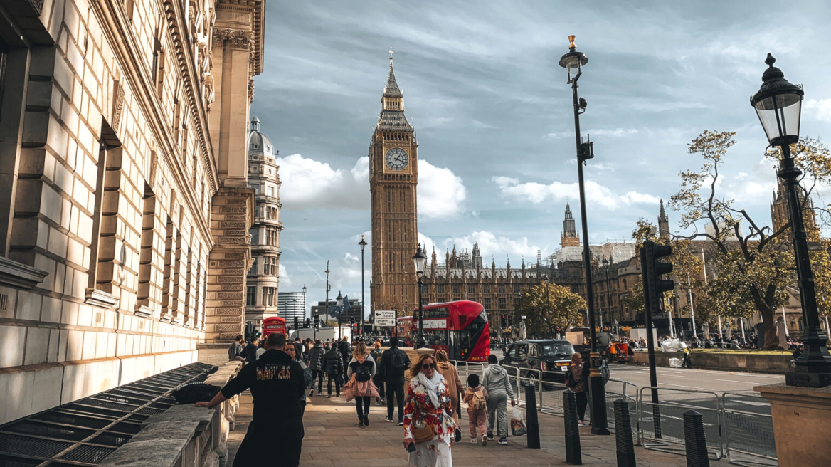 Η Βρετανία θεσπίζει «τουριστικό φόρο» – Πόσα θα πληρώνουν οι επισκέπτες