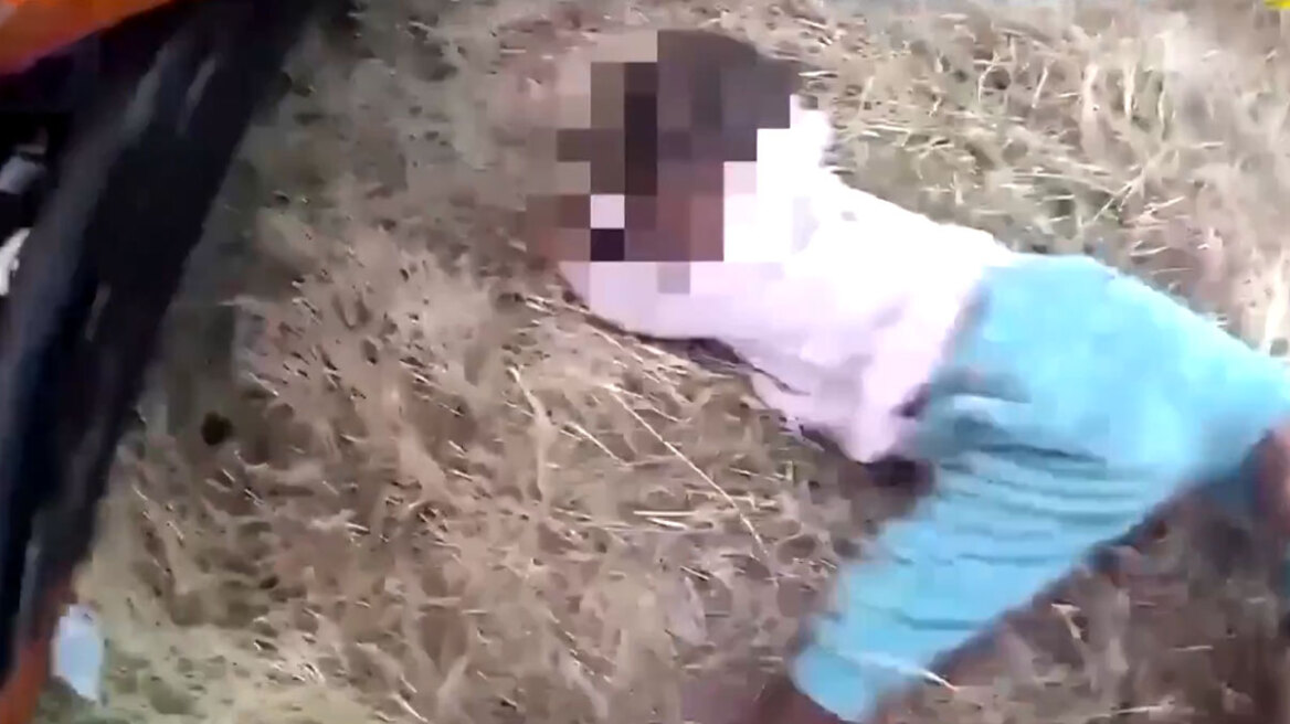 Δραματική διάσωση παιδιού 15 μηνών που εγκλωβίστηκε σε αναποδογυρισμένο αυτοκίνητο στο Τέξας - Σωτήρια η ΚΑΡΠΑ από τους αστυνομικούς