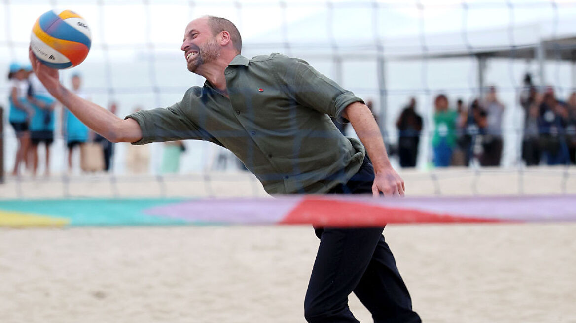 Πρίγκιπας Ουίλιαμ: Δείτε τον να παίζει beach volley - Βίντεο και εικόνες