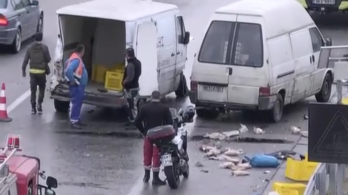Βανάκι συγκρούστηκε με ιδιωτικό ασθενοφόρο στην Περιφερειακή Θεσσαλονίκης - Γέμισε ψωμιά το οδόστρωμα
