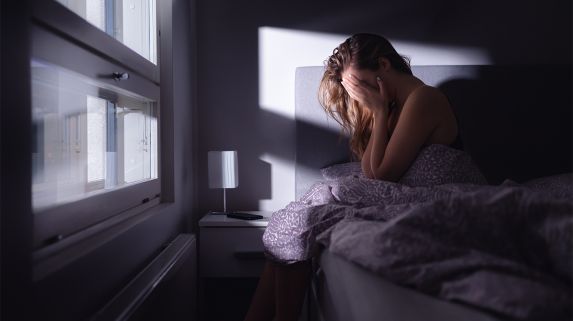 Πόσες ώρες ύπνου χρειαζόμαστε πραγματικά – Τι προτείνει ειδικός για να βρούμε τον «φυσικό ρυθμό» μας στις γιορτές