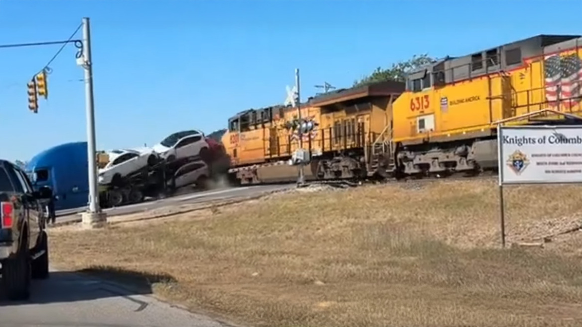 Τέξας: Νταλίκα που μετέφερε αυτοκίνητα κόλλησε στις ράγες και συγκρούστηκε με τρένο - Δείτε βίντεο