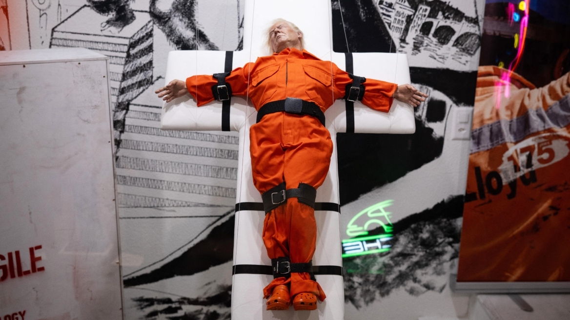 Ελβετία: Άγαλμα που απεικονίζει τον Τραμπ σταυρωμένο εκτίθεται στη Βασιλεία