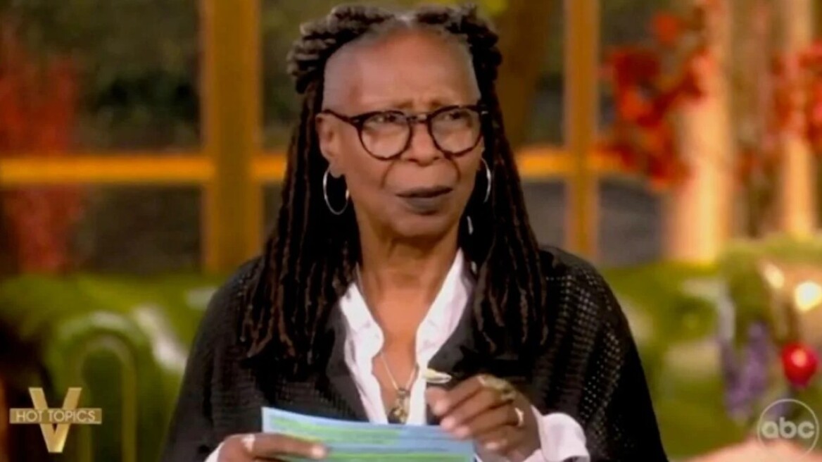 Ένταση στον αέρα του «The View»: Η Γούπι Γκόλντμπεργκ έσκισε σημείωμα που της ζητούσε να διευκρινίσει σχόλιό της για τον Τραμπ