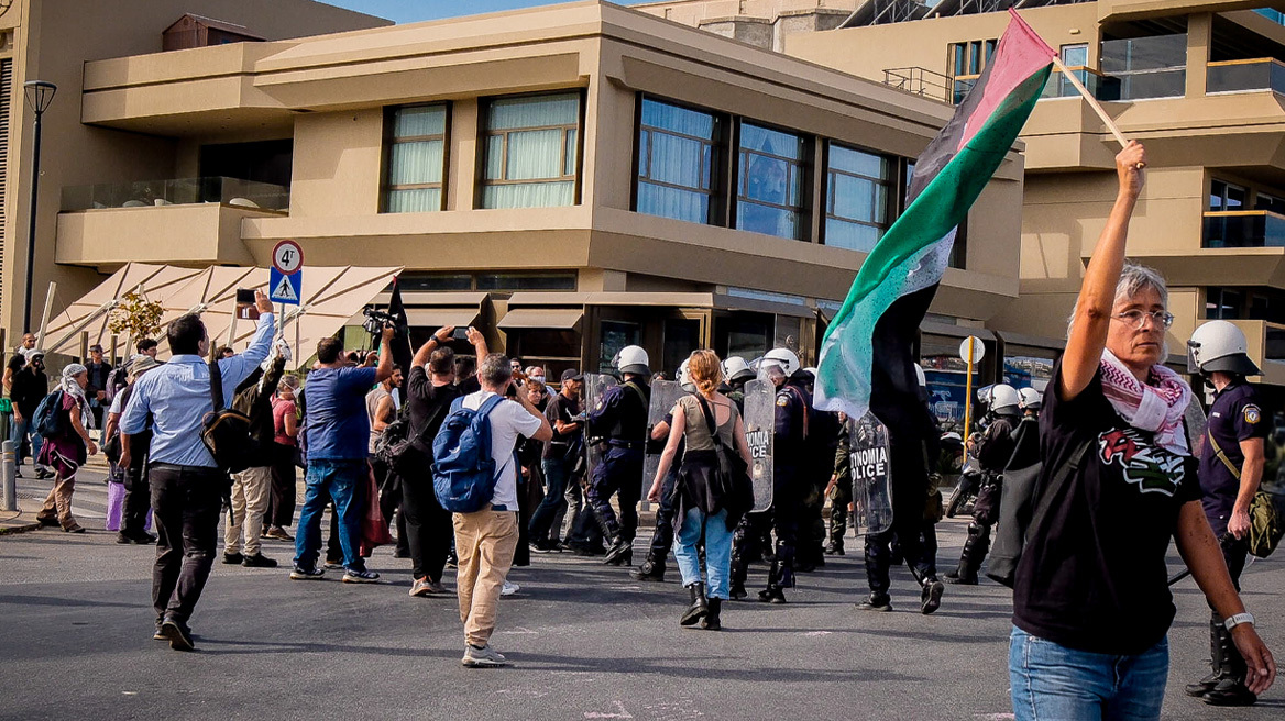 Σούδα: Επεισόδια μεταξύ διαδηλωτών και ΜΑΤ σε συγκέντρωση κατά του κρουαζιερόπλοιου με Ισραηλινούς - Δείτε βίντεο και φωτογραφίες