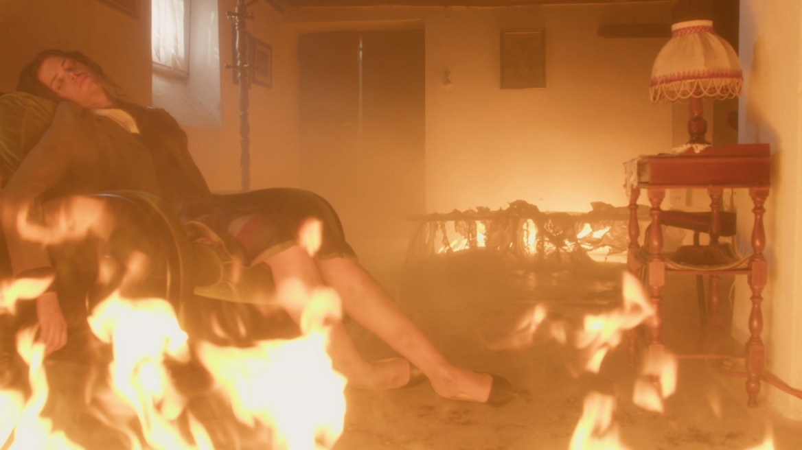 «Άγιος Έρωτας»: Η εντυπωσιακή σκηνή με το σπίτι τυλιγμένο στις φλόγες!