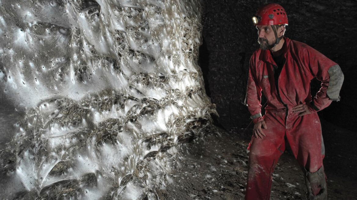 Ο μεγαλύτερος ιστός αράχνης στον κόσμο βρίσκεται σε θειούχο σπήλαιο στα σύνορα Ελλάδας - Αλβανίας, δείτε βίντεο και φωτογραφίες