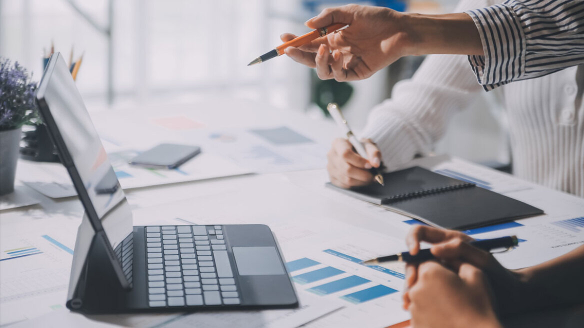 Τέλος οι 8 ώρες εργασίας: Η κουλτούρα «996» από την Κίνα ανησυχεί τη νέα γενιά