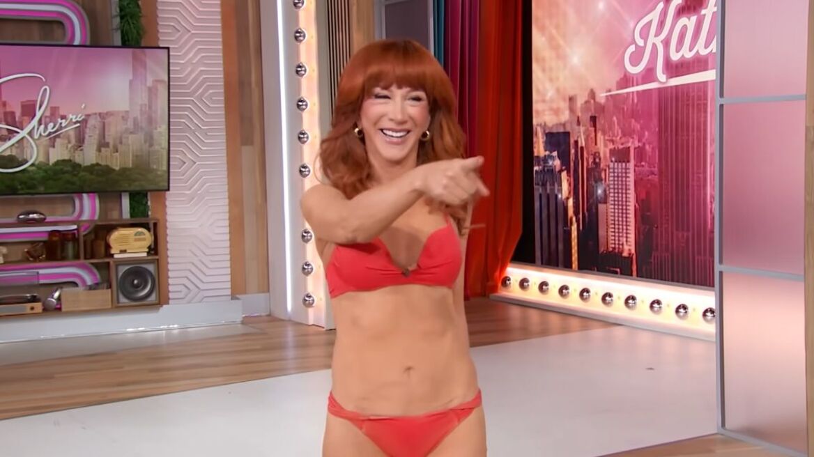 Κάθι Γκρίφιν: Εμφανίστηκε σε τηλεοπτική εκπομπή με μπικίνι και γόβες στα 65 της χρόνια - Δείτε βίντεο