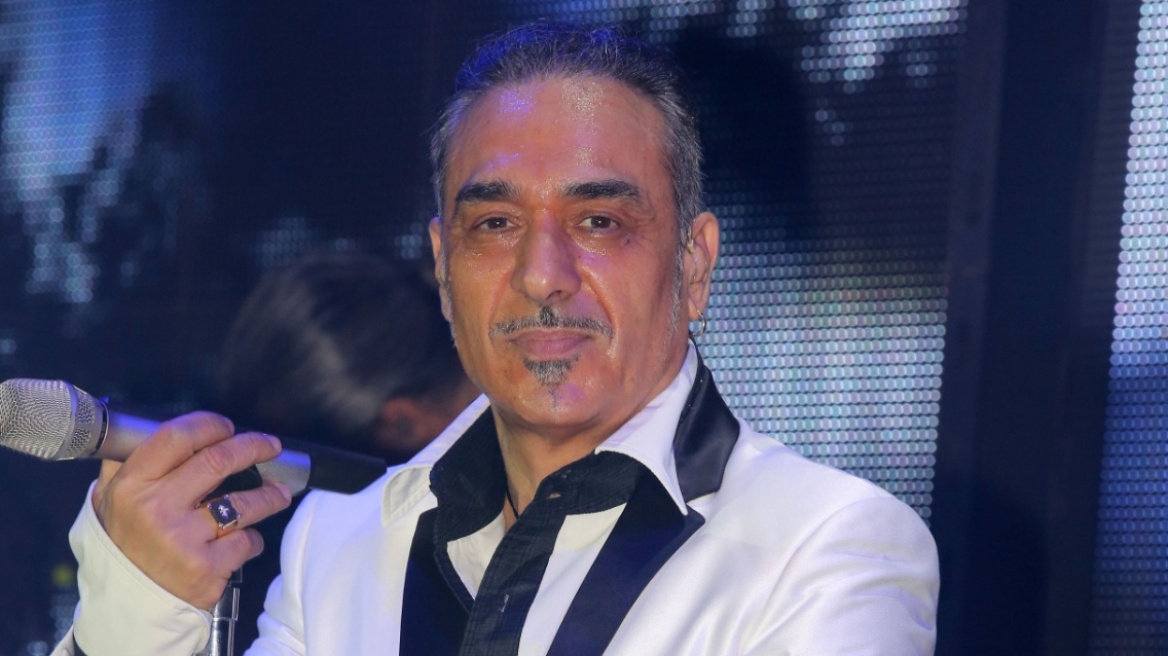 Νότης Σφακιανάκης: Δεν θέλει βοήθεια, τα κρατάει μέσα του, θα σκάσει κάποια στιγμή, λέει ο μπασίστας του
