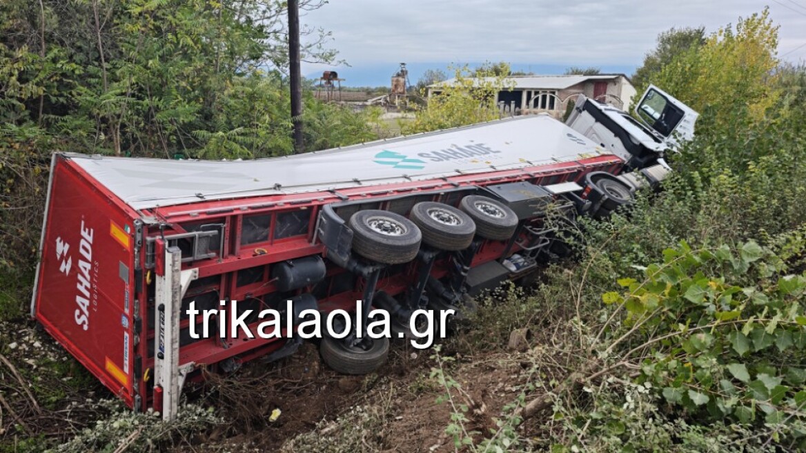 Νταλίκα εξετράπη της πορείας της στην Ε.Ο. Τρικάλων – Καρδίτσας και κατέληξε σε χαντάκι - Δείτε βίντεο και φωτογραφίες