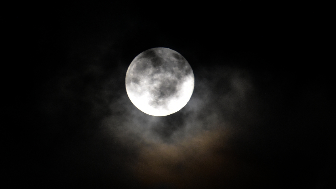 Φωτογραφίες: Το φεγγάρι του Κάστορα πλημμυρίζει τον ουρανό, είναι η μεγαλύτερη πανσέληνος του 2025