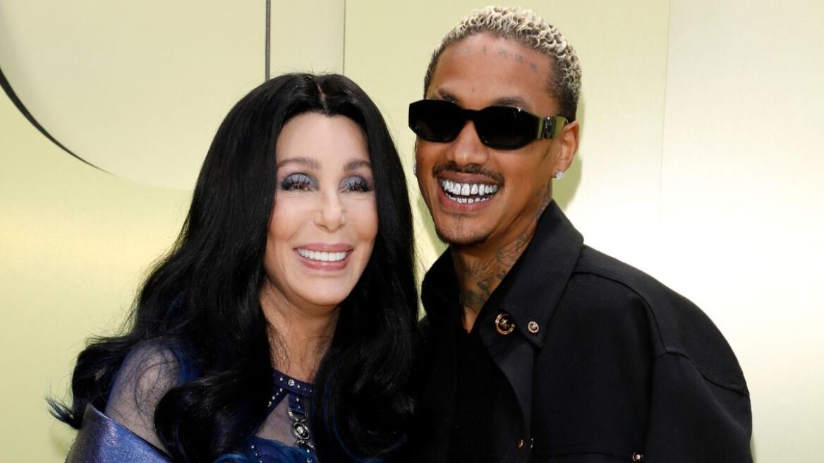 Η Σερ αδιαφορεί για τα αρνητικά σχόλια για τη διαφορά ηλικίας με τον σύντροφό της: «Δεν ζουν τη ζωή μου»