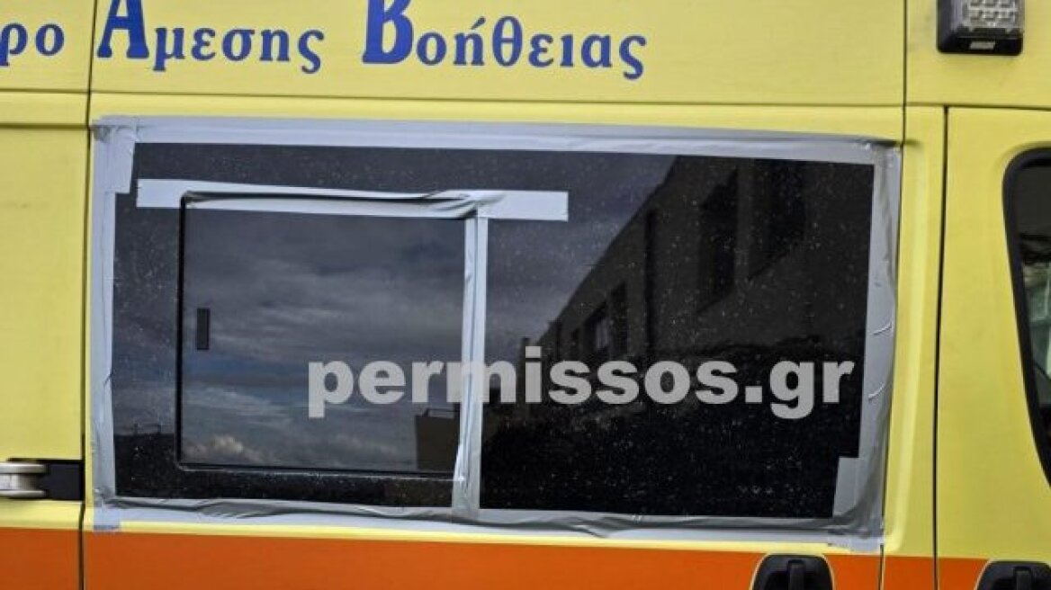 Ρομά κάλεσαν για πλάκα ασθενοφόρο και το έσπασαν - Δείτε εικόνες
