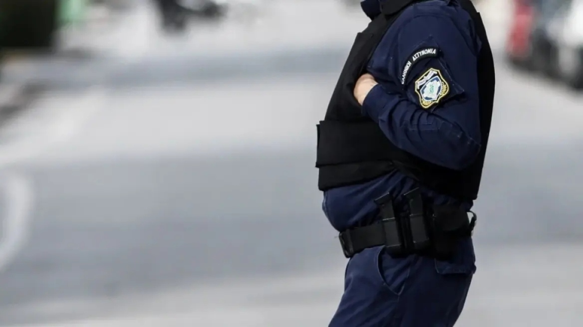 Απατεώνισσα υποδύθηκε την αστυνομικό και έπεισε 57χρονη να της δώσει 100.000 ευρώ