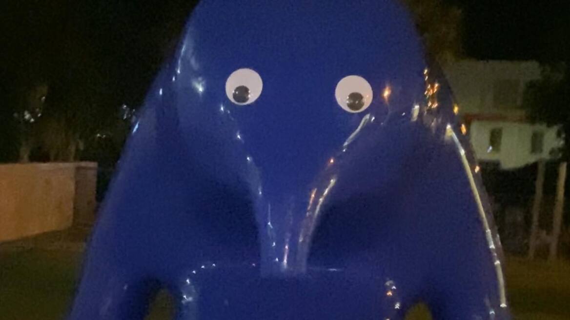 19χρονη στην Αυστραλία κατηγορείται για φθορά έργου τέχνης - Του έβαλε αυτοκόλλητα μάτια