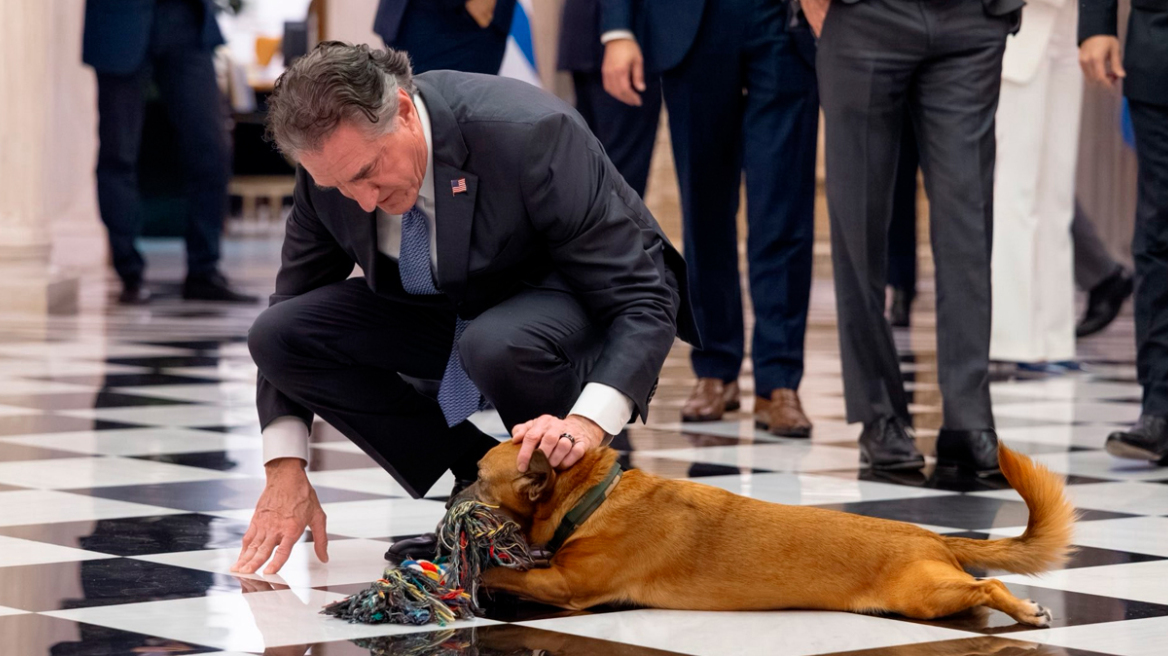 Ο Πίνατ... πρωταγωνιστής στις συνομιλίες για τα ενεργειακά στο Μαξίμου: Δάγκωνε ένα παιχνίδι, τον χάιδεψε ο υπουργός Εσωτερικών των ΗΠΑ