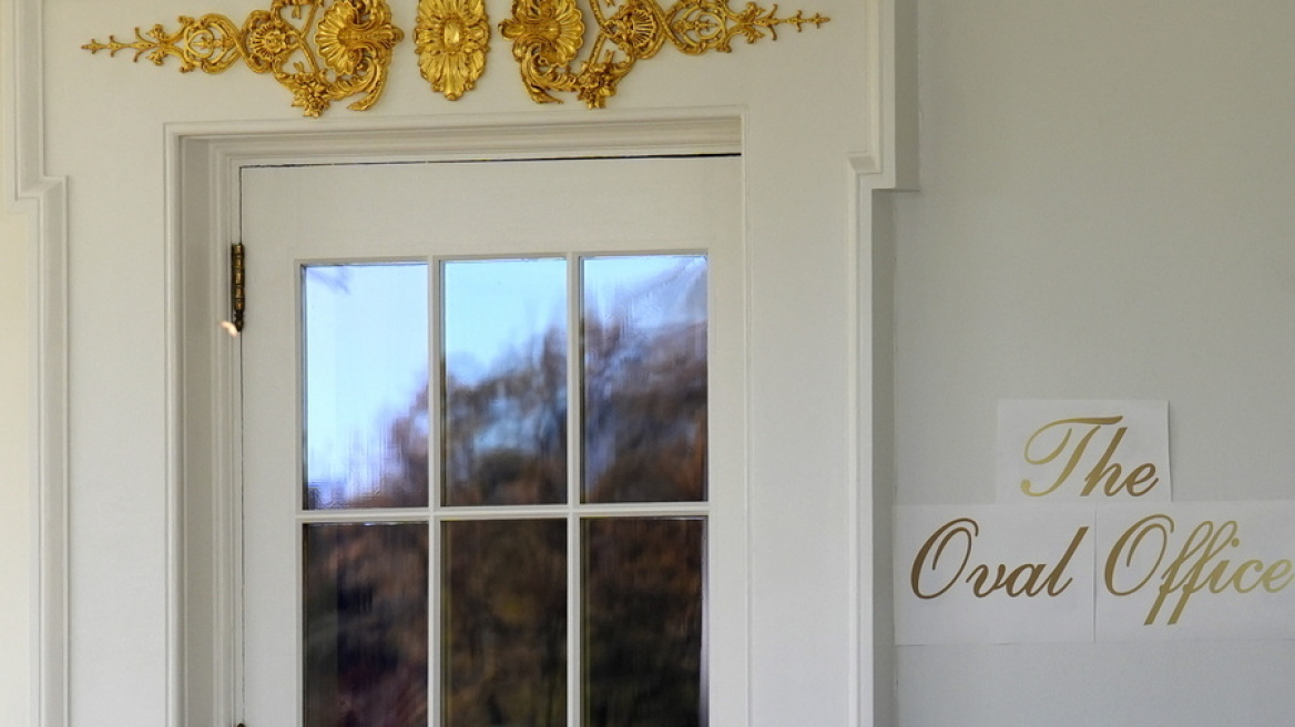 Ο Τραμπ έβαλε πινακίδα «Οβάλ Γραφείο» με χρυσά καλλιγραφικά γράμματα
