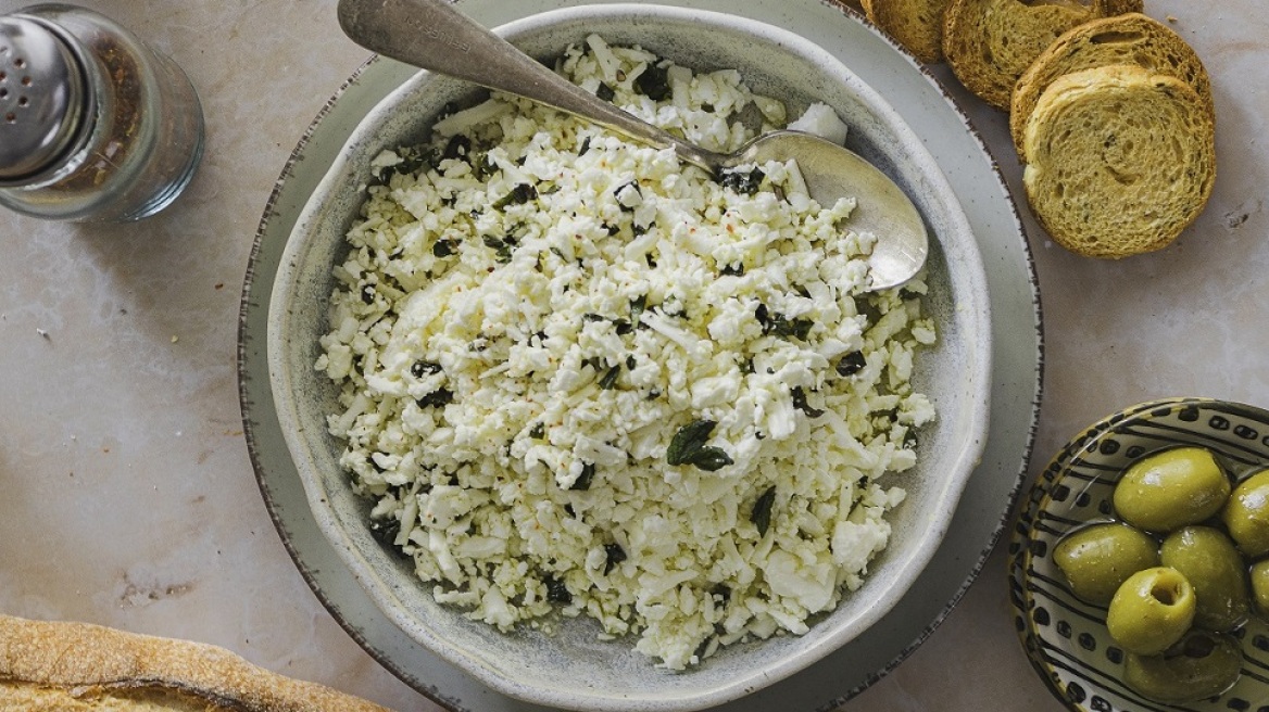 Τυροσαλάτα με φέτα, σκόρδο και δυόσμο
