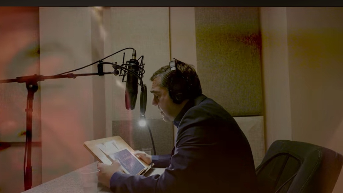 Αλέξης Τσίπρας: Στο στούντιο ηχογράφησης για το βιβλίο «Ιθάκη» σε audiobook – Δείτε βίντεο 