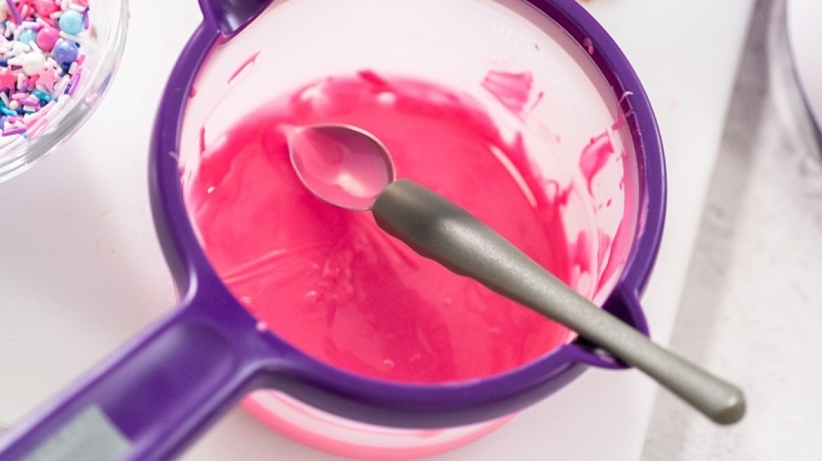 Πώς χρωματίζουμε τη λευκή ΙΟΝ Κουβερτούρα
