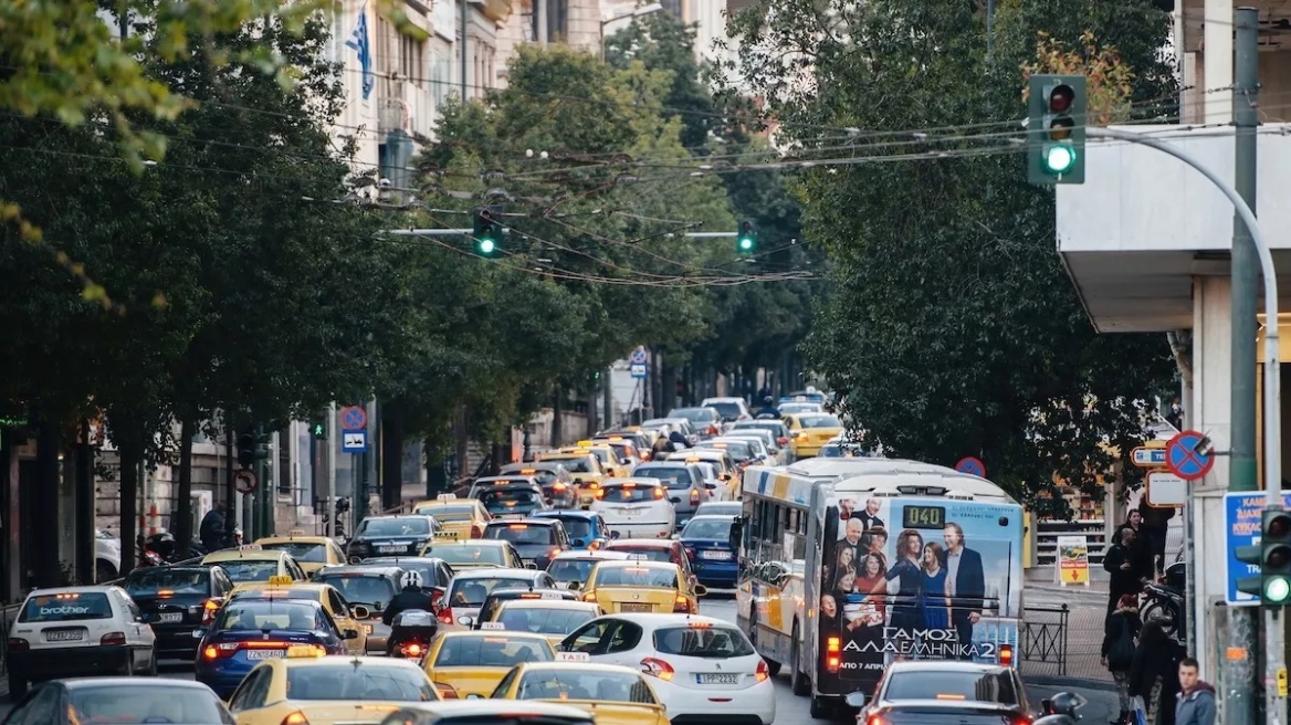 Γιατί επιβαρύνεται η κίνηση στους δρόμους και τι πρέπει να αλλάξει