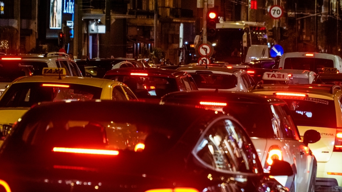 Στο «κόκκινο» η Κηφισίας, καθυστερήσεις σε Αττική Οδό, Κηφισό και Μεσογείων - Πού έχει κίνηση