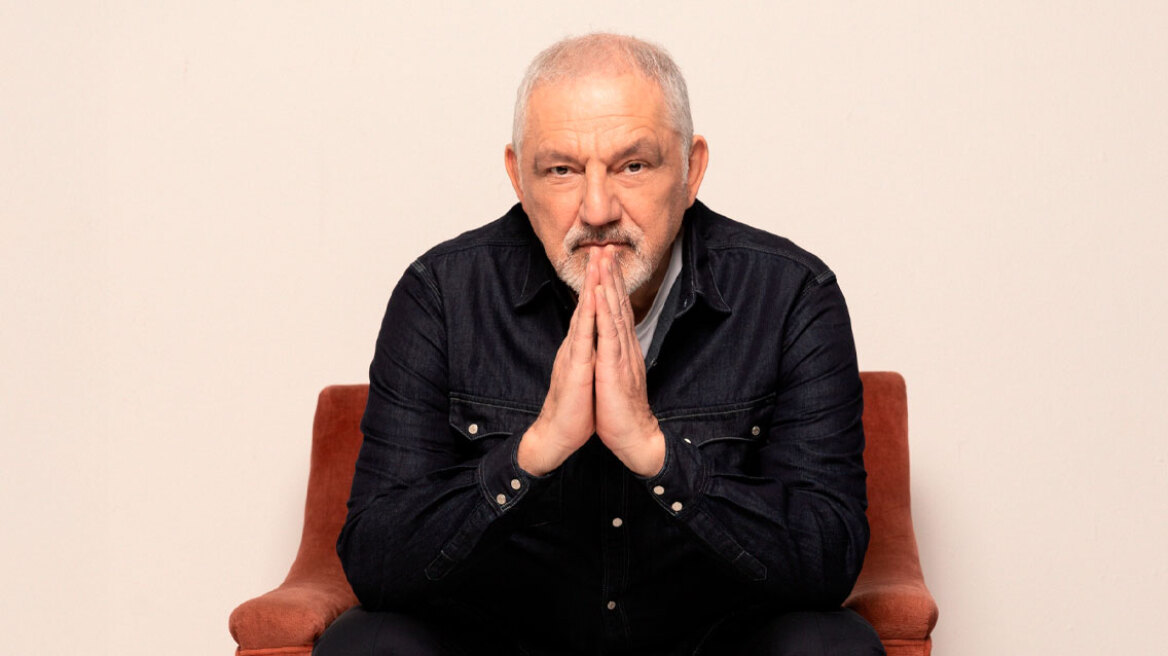 Ο Νίκος Πορτοκάλογλου «Ανάμεσα σε φίλους» στο Θέατρο Παλλάς