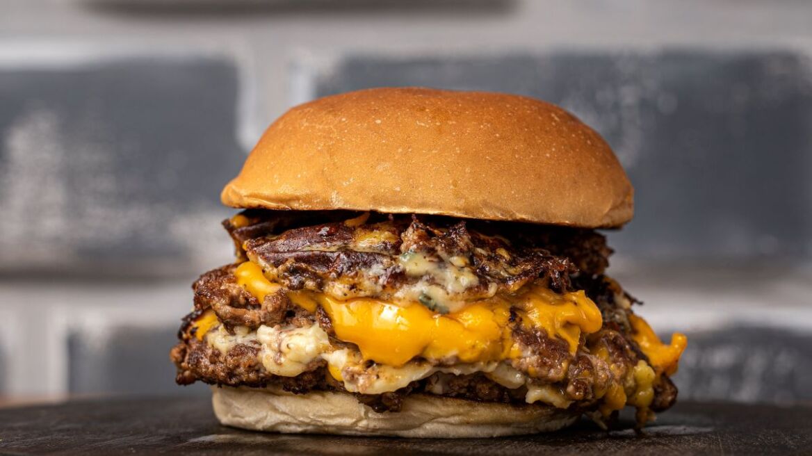 Τι κάνει το smash burger τόσο (πιο) νόστιμο;