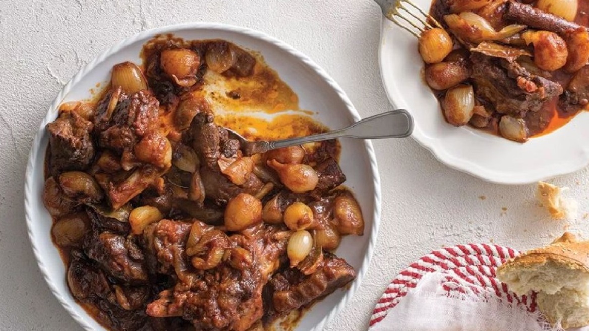 Στιφάδο με κρέας, με ψάρι ή θαλασσινά – 17 διαφορετικές συνταγές του μελωμένου κοκκινιστού