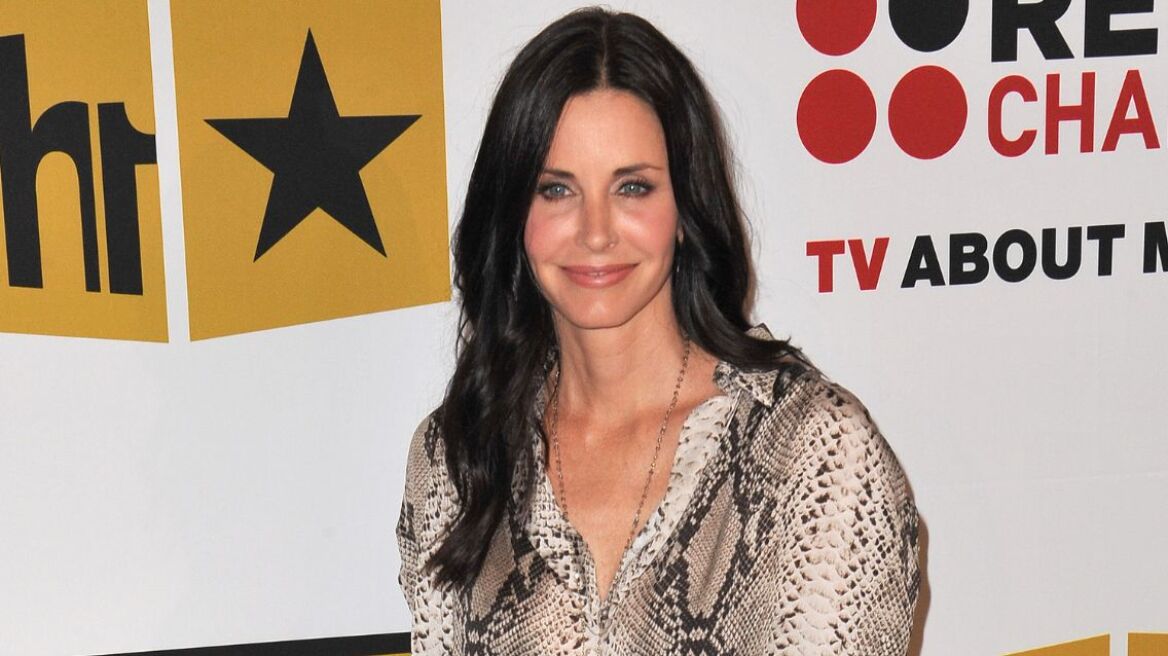 Η Κόρτνεϊ Κοξ σκηνοθετεί το θρίλερ «Evil Genius»