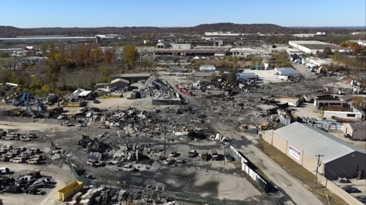 Σε 14 αυξήθηκαν οι νεκροί από τη συντριβή του αεροσκάφους cargo της UPS στις ΗΠΑ - Βίντεο από το σημείο της συντριβής