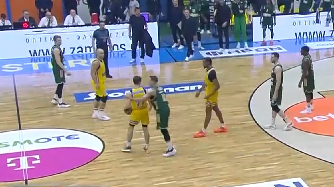 Τρομερό fair play από τον Σλούκα - Έκανε εσκεμμένα φάουλ σε νεαρό παίκτη του Περιστερίου για να τον στείλει στις βολές - Βίντεο 