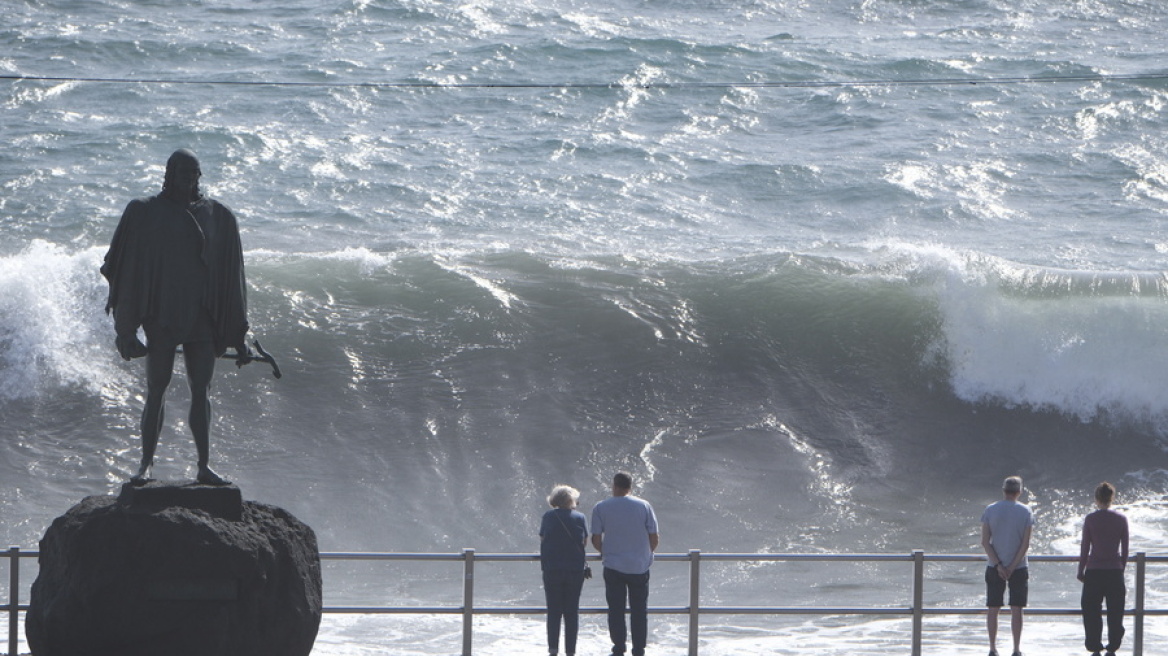 Τρεις νεκροί στην Τενερίφη σε δυστυχήματα λόγω σφοδρής θαλασσοταραχής
