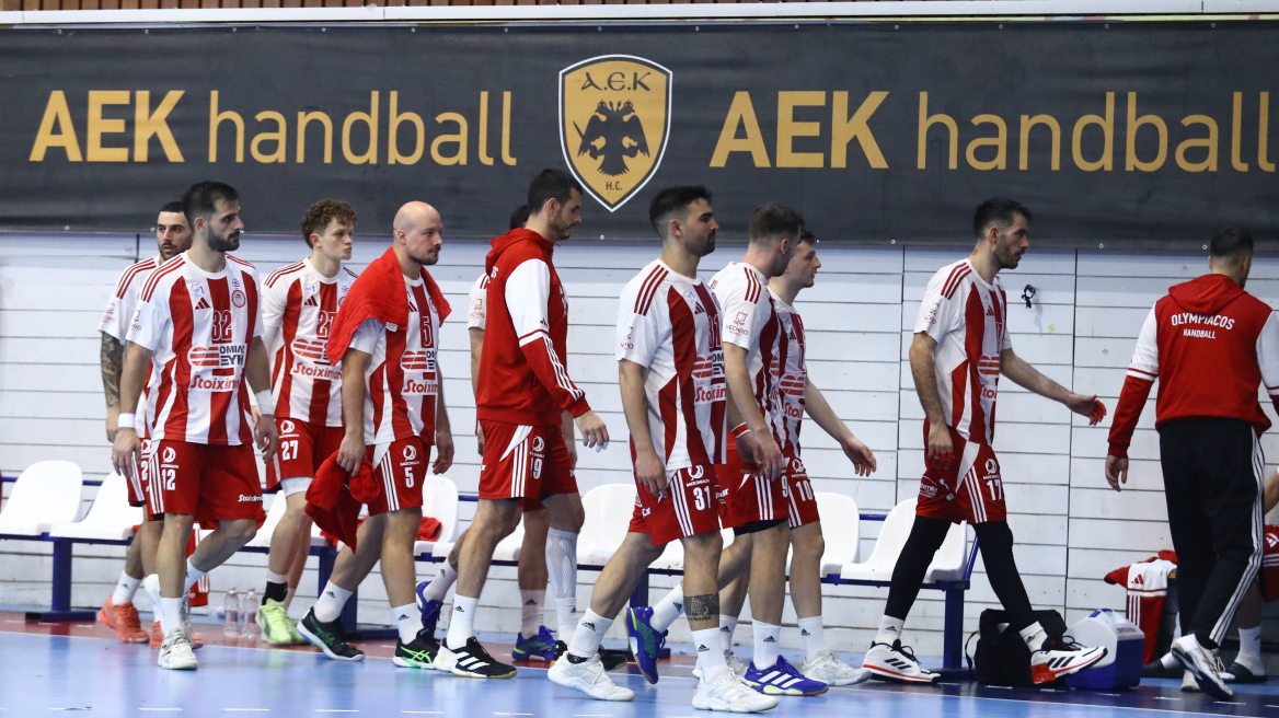 ΑΕΚ - Ολυμπιακός: Διεκόπη προσωρινά το ντέρμπι του χάντμπολ λόγω συνθημάτων - Συνεχίστηκε μετά από 25'  - Βίντεο