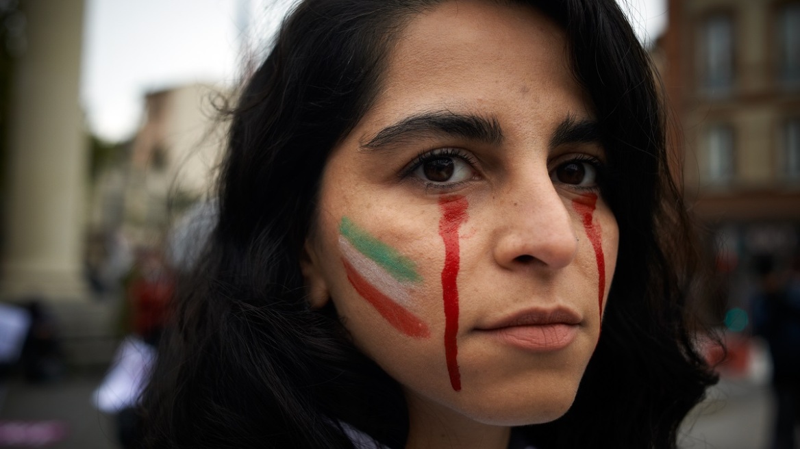 Η εκπληκτική επανάσταση στο Ιράν μετά τον θάνατο της Μάχσα Αμίνι: «Πιο ζωντανή η Τεχεράνη από την Τάιμς Σκουέαρ»