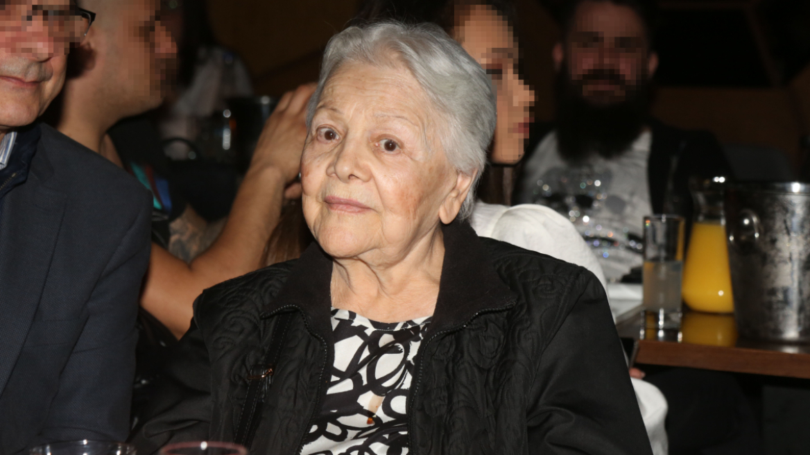Η Μαίρη Λίντα έκλεισε τα 90 της χρόνια - Η αδημοσίευτη φωτογραφία με τον Μανώλη Χιώτη από το στούντιο Κλεισθένης 