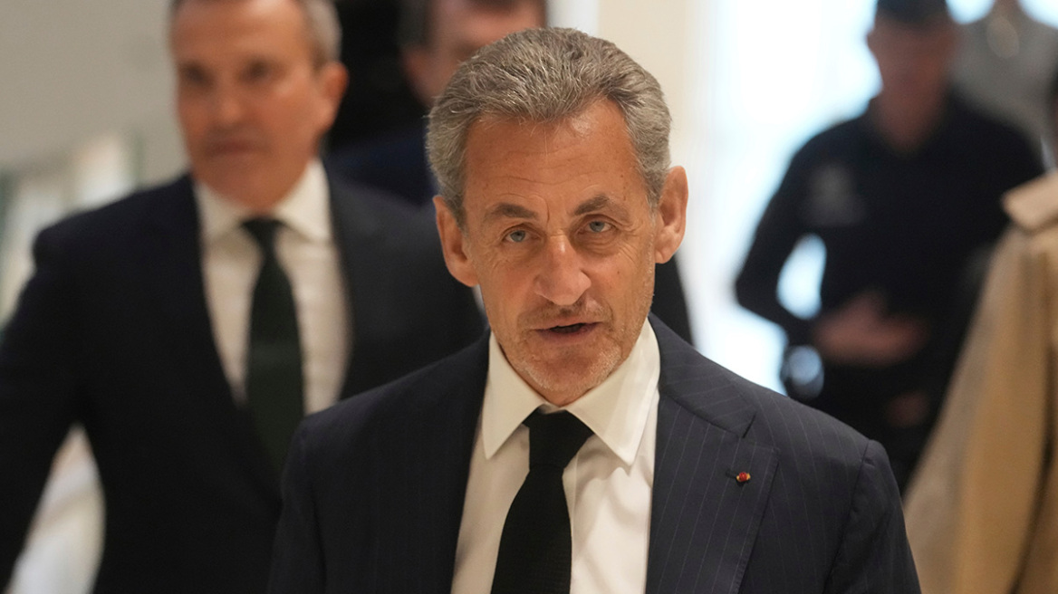 «Καλωσόρισες στην κόλαση»: Ο Σαρκοζί περιγράφει τις 20 μέρες στη φυλακή, το σκληρό στρώμα και τις... λασπωμένες μπαγκέτες