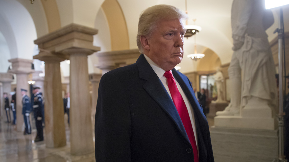 Ο Ζελένσκι «θα πρέπει να εγκρίνει» το ειρηνευτικό σχέδιο, αλλιώς θα συνεχίσει να πολεμά, λέει ο Τραμπ
