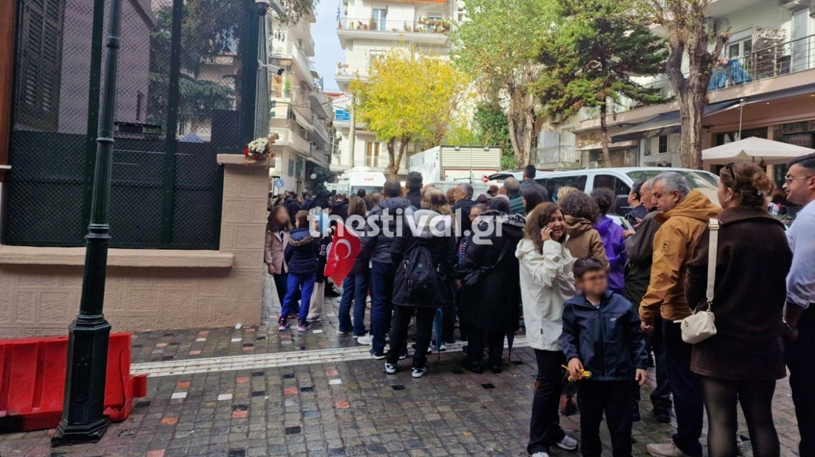 Ουρές έξω από το σπίτι του Κεμάλ Ατατούρκ στη Θεσσαλονίκη για την 87η επέτειο από το θάνατό του, δείτε φωτογραφίες και βίντεο